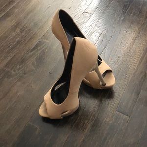 Open toe mode pumps